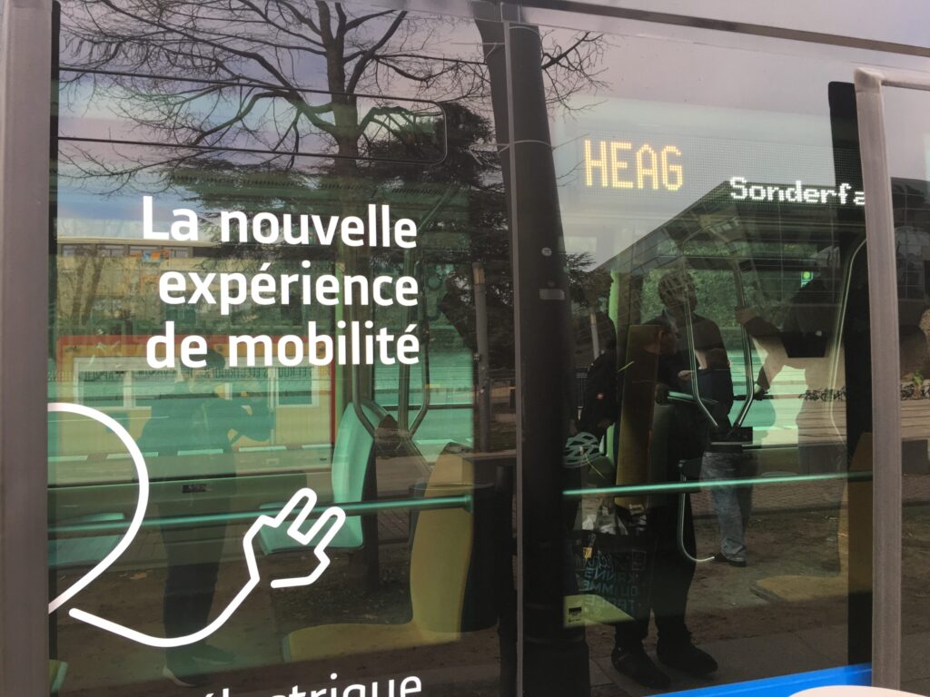 "La nouvelle expérience de mobilité" ist die Aufschrift des Elektrobusses