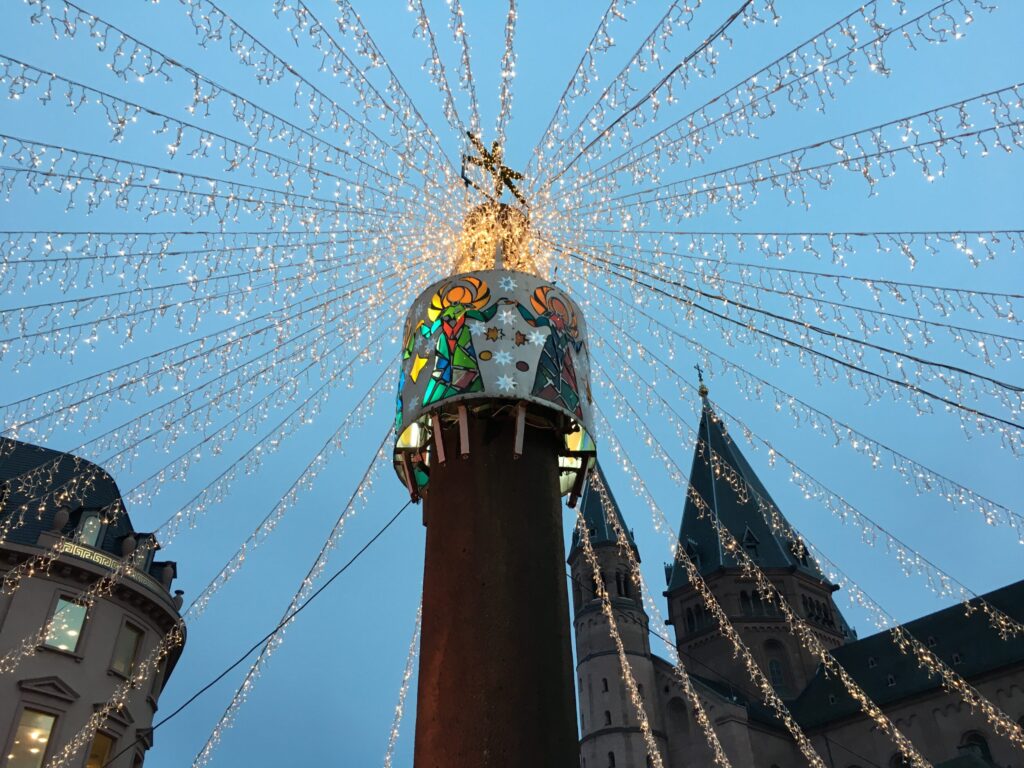 Ein Meer aus Lichterketten bedeckt Teile des Weihnachtsmarkts