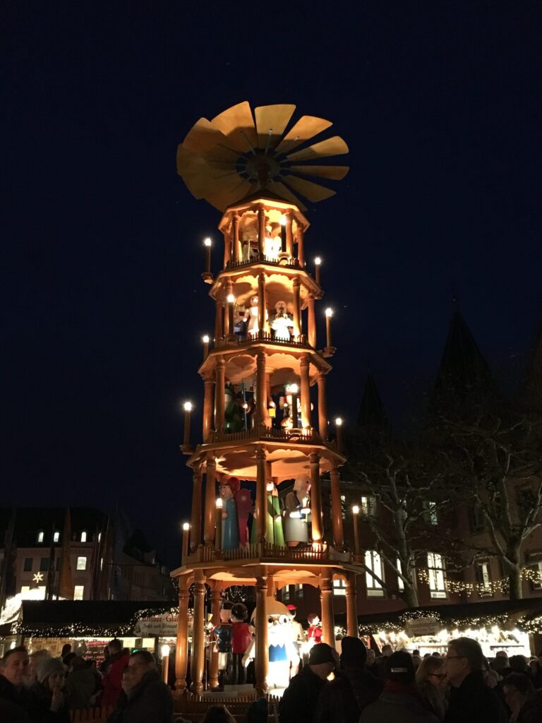 In der Weihnachtspyramide versteckt sich ein Mainzelmännchen; siehst Du es?