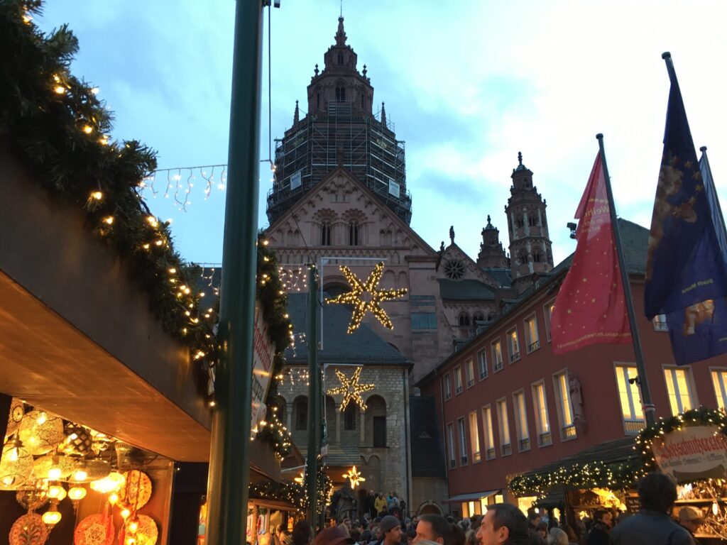 Der Mainzer-Weihnachtsmarkt findet vor den Domplätzen statt