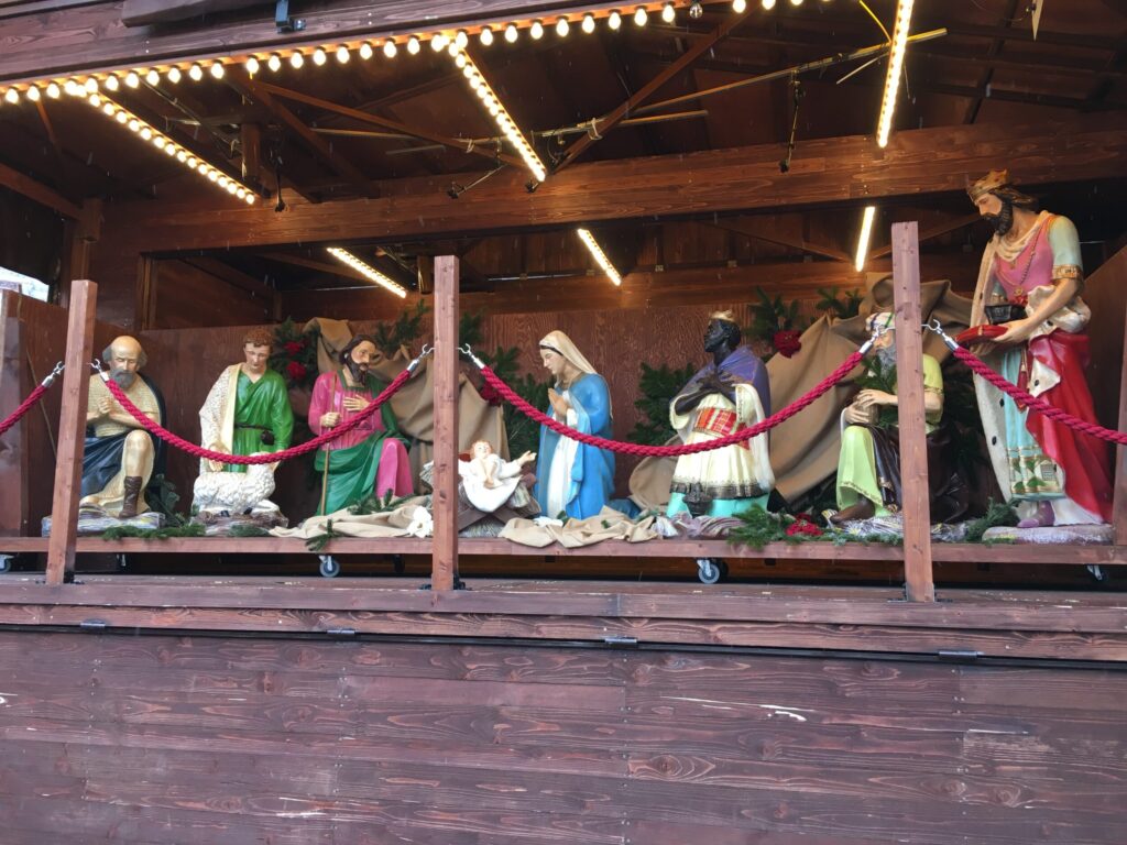 Die Weihnachtskrippe steht ebenfalls auf dem Römer