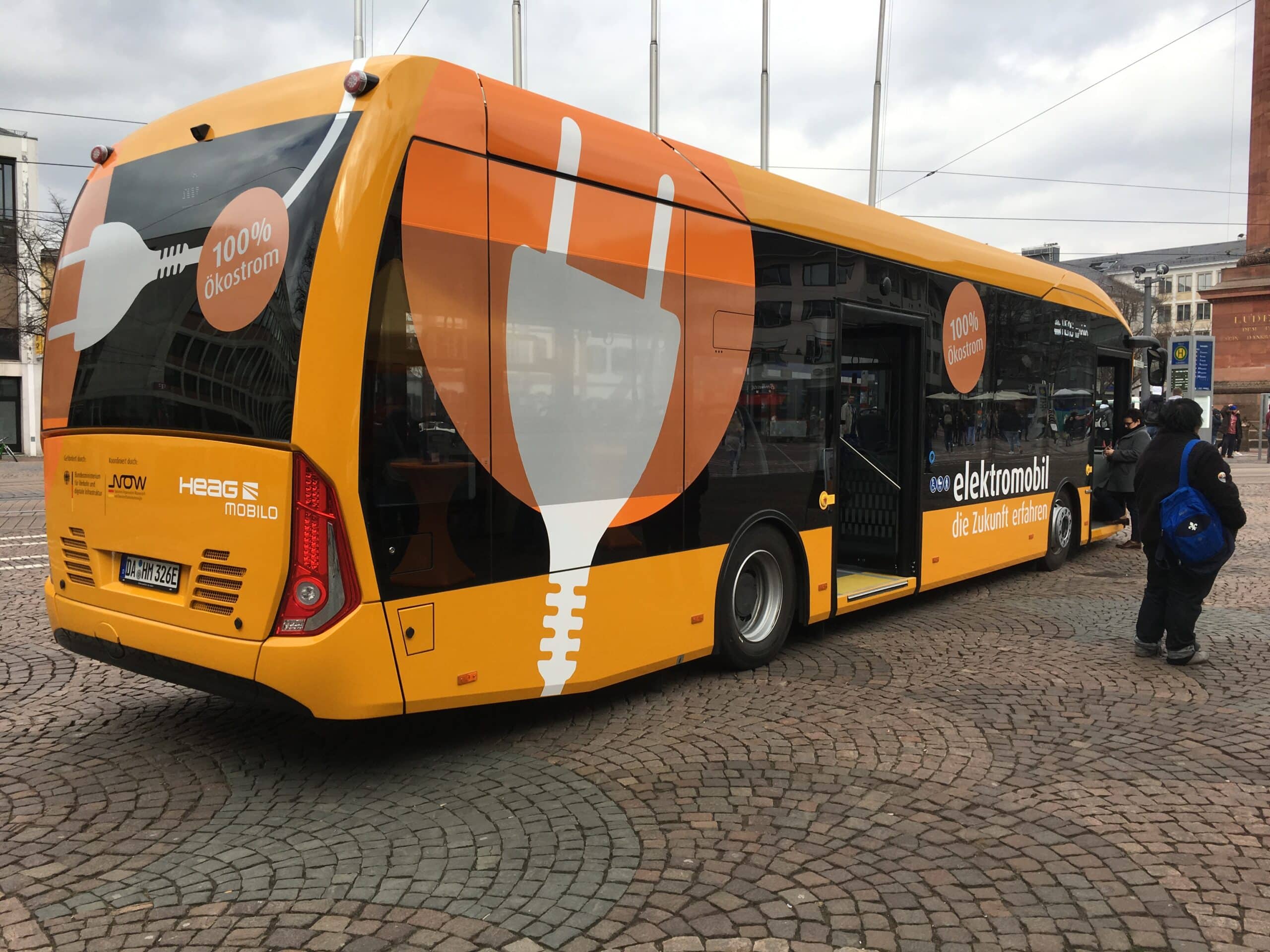 Bild zeigt einen Orange-farbigen Elektrobus des Darmstädter Verkehrsunternehmens HEAG mobilo
