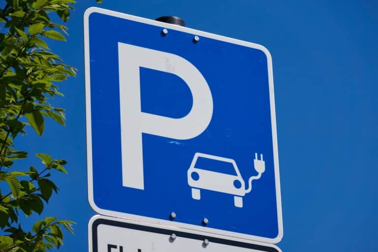 Bild zeigt das Verkehrszeichen für einen Parkplatz. Dort ist das Zusatzzeichen für Fahrzeuge der Elektromobilität abgebildet.
