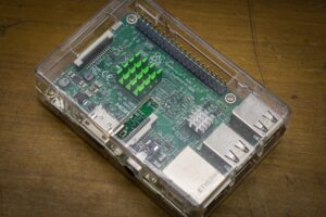 Bild zeigt einen Raspberry Pi 3B in einem transparenten Gehäuse und einem passiven CPU-Kühlkörper