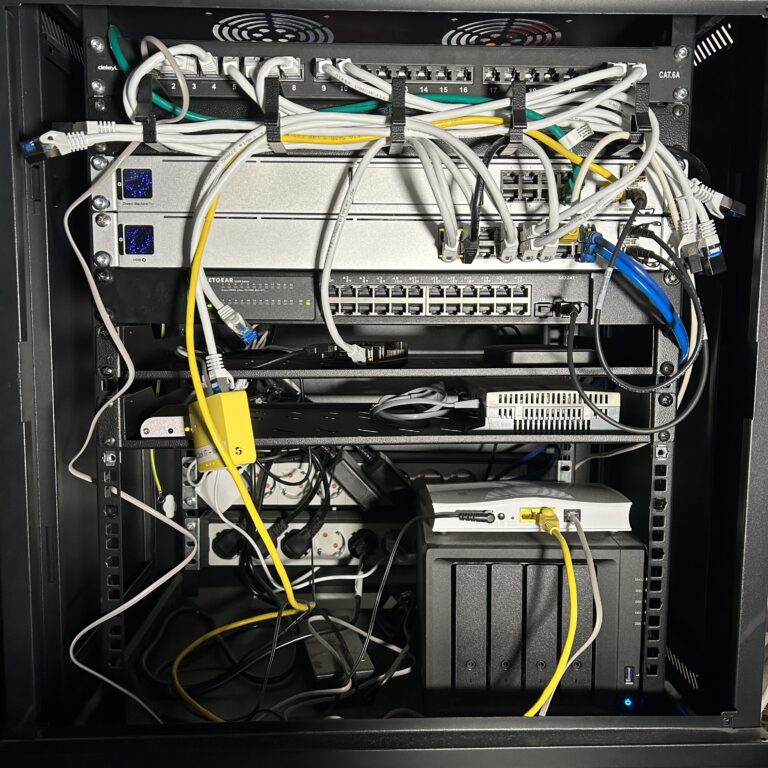 Bild zeigt mein Homelab in einem 12HE-19 Zoll-Rack.