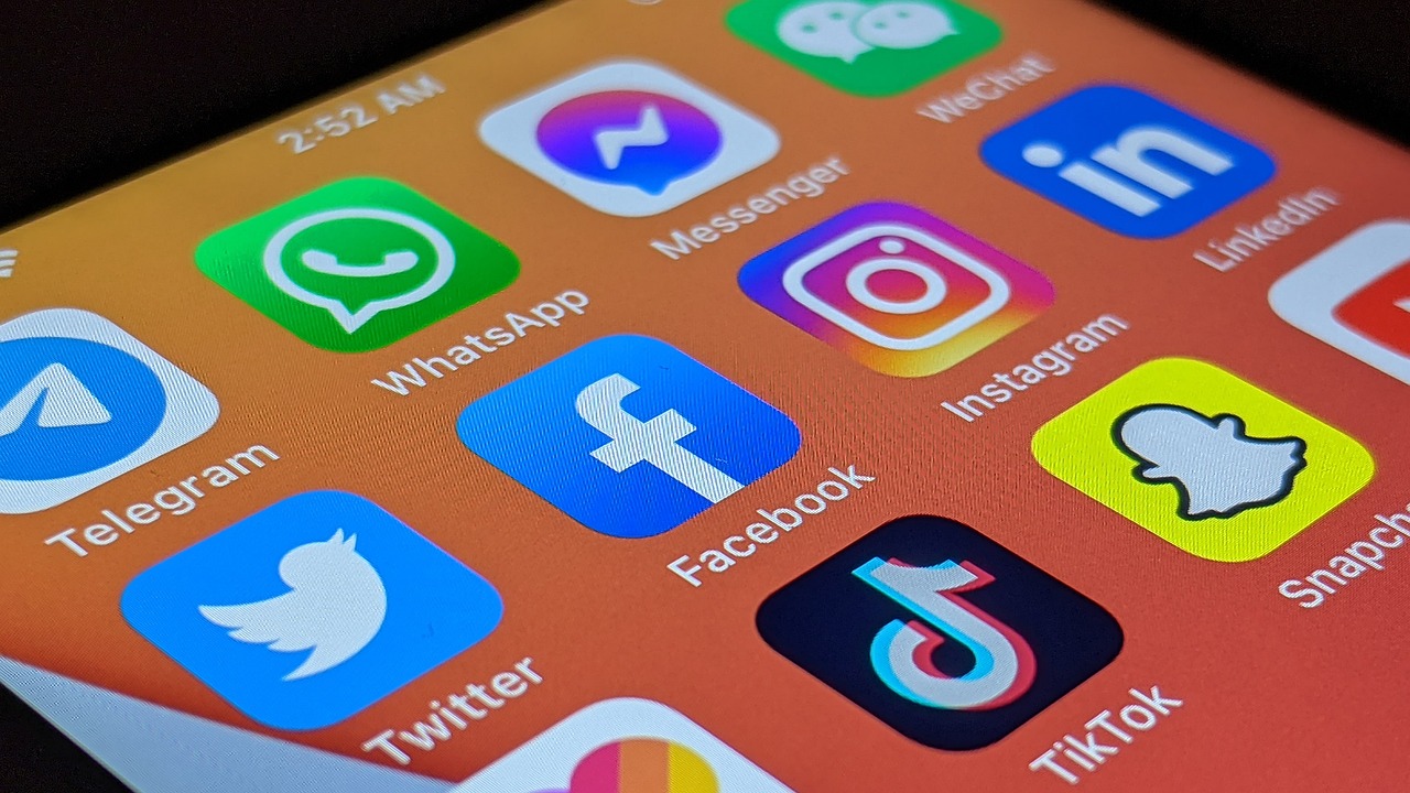 Fotografierter Smartphone Bildschirm mit den bekanntesten Social Media Apps.