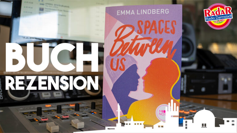 Das Bild zeigt die Vorderseite des Buchcovers von Spaces between us. Es ist auf einem Studer-Mischpult platziert. Links steht in Großbuchstaben das Wort Buchrezension. Das Bild enthält das Logo und Erkennungsmerkmale von Radio Darmstadt.