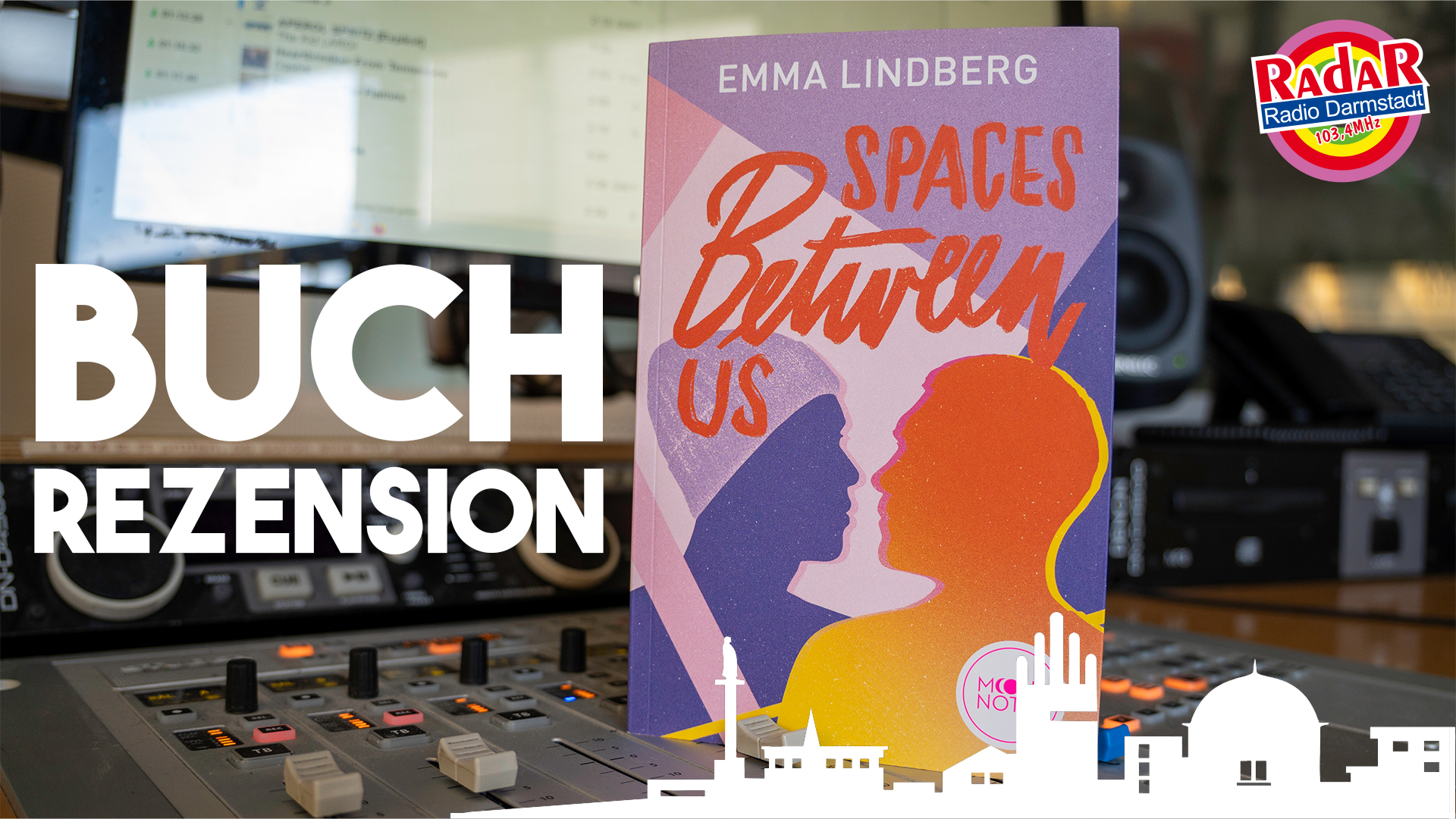 Das Bild zeigt die Vorderseite des Buchcovers von Spaces between us. Es ist auf einem Studer-Mischpult platziert. Links steht in Großbuchstaben das Wort Buchrezension. Das Bild enthält das Logo und Erkennungsmerkmale von Radio Darmstadt.