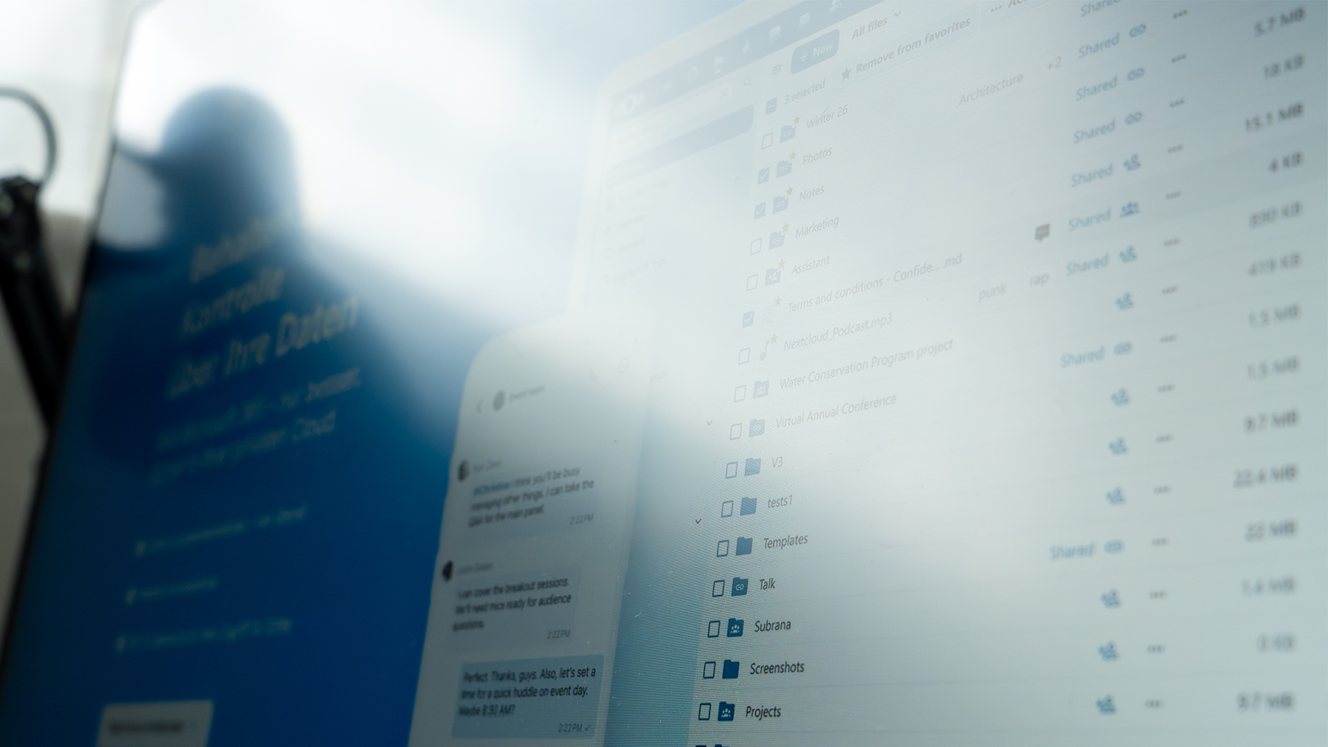 Fotografie, die seitlich von rechts unten nach links oben die offizielle Nextcloud-Website zeigt.